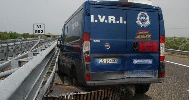 Assalto da 4,6 milioni con i Kalashnikov e l'escavatore: chiuse le indagini, 24 indagati. Tra loro molti pugliesi
