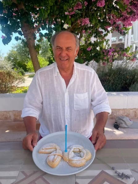 Gerry Scotti festeggia i suoi 70 anni in Puglia: niente torta, per il compleanno sceglie i panzerotti dolci