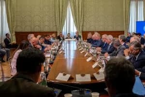 Crisi dell'ex Ilva, il governo apre a partecipazione pubblica: stop ai licenziamenti