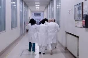 Taranto, ostetrica schiaffeggiata dai parenti di una paziente in ospedale: scatta la denuncia