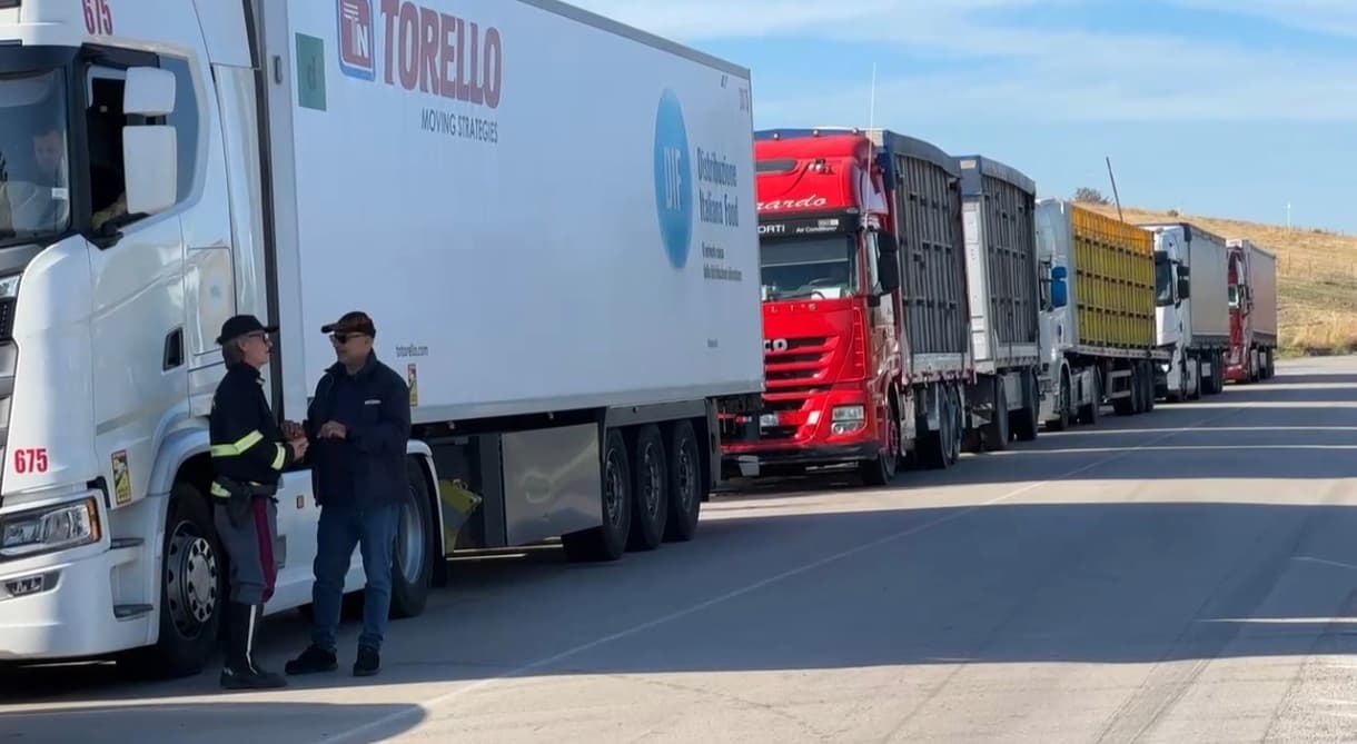 Caro gasolio, in Puglia i blocchi dei tir saranno «revocati parzialmente»: l'annuncio dopo il tavolo con Salvini