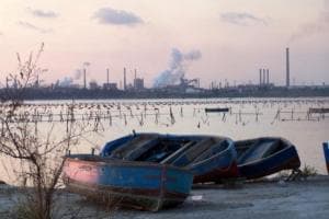 Rifiuti lungo le coste del Mar Piccolo a Taranto, puliti quasi 20mila metri quadrati