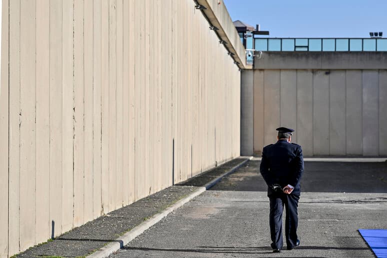 L'emergenza caldo nelle carceri pugliesi, tra celle sovraffollate senza aria e frigoriferi: «I reparti sono invivibili»