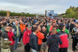Ilva di Taranto, sciopero dei lavoratori contro la chiusura dell'impianto: occupato tratto della Ss16 FOTO/VIDEO
