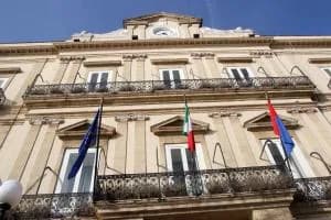 Taranto, un rogo distrugge l'auto del consigliere comunale Massimo Vozza: non si esclude il dolo