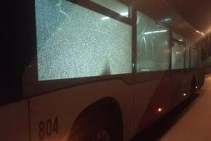 Lancio di pietre contro un bus urbano a Taranto, vetro infranto VIDEO E FOTO