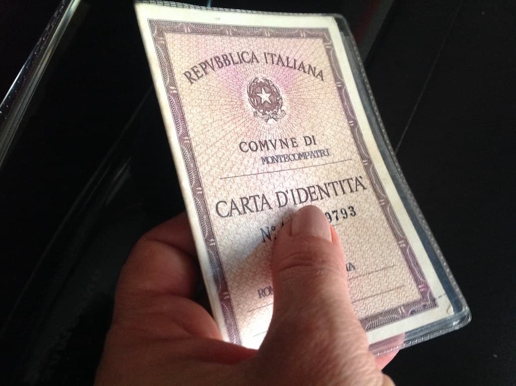 Rimandato l'addio alla carta d'identità cartacea: in Puglia rallenta l'assalto agli uffici dell'anagrafe