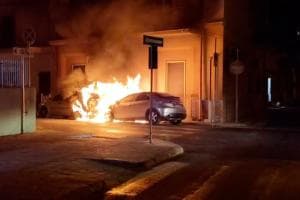 Pulsano, due auto prendono fuoco in strada: le fiamme raggiungono anche una palazzina VIDEO