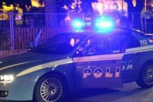 Calci alle auto in strada e aggressioni, la notte di «follie» di due fratelli a Taranto: arrestati