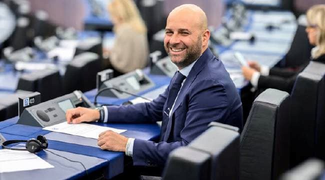 Crisi del settore olivicolo in Puglia, la soluzione dell'onorevole Picaro: «Servono misure europee per sostenere i produttori»