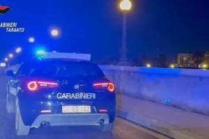 «Basta con gli schiamazzi»: 40enne accerchiato e colpito con una bottiglia in testa nel Tarantino, è caccia alla banda