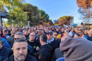 Ex Ilva, operai in assemblea sulla statale: rimossi tutti i blocchi stradali, stasera la fine dello sciopero