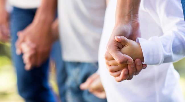 Scomparsa in Repubblica Ceca e sequestrata dal padre: bimba riabbraccia la madre in Puglia