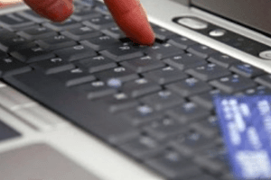 Taranto, chiusa l’inchiesta sulle vendite «fantasma» di telefoni, playstation e piscine online: 23 indagati