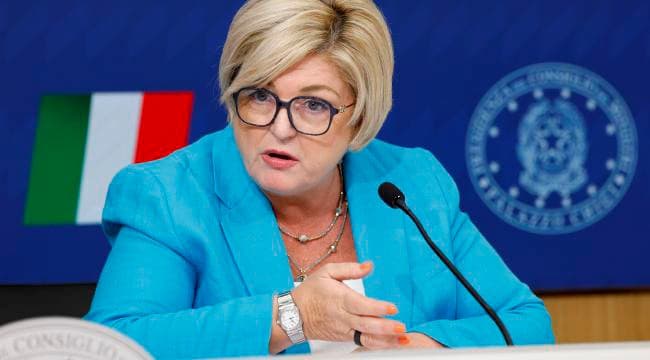 La strategia del ministro Calderone: «Ispezioni, droni e banche dati. Così si può battere il caporalato»