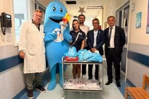 Giochi del Mediterraneo: la mascotte Ionios in visita ai piccoli pazienti dell’ospedale SS. Annunziata di Taranto