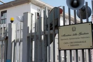 Aggressione nel carcere di Taranto, sei agenti feriti: prognosi fino a 30 giorni
