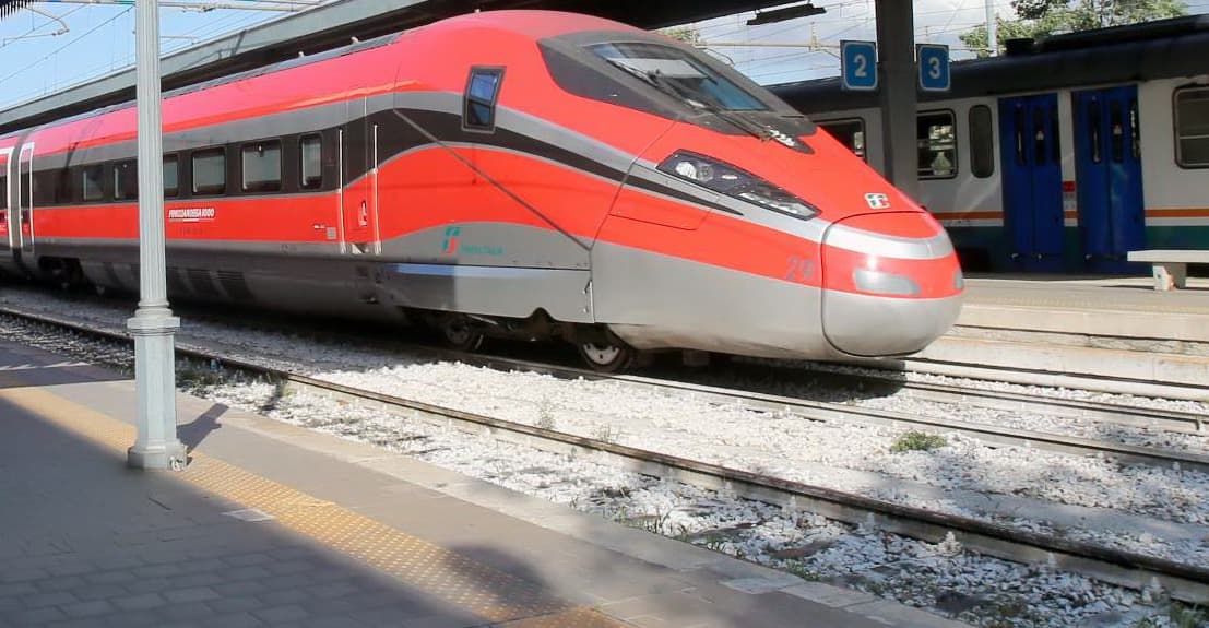 «Abbiamo ceduto al ricatto»: la Regione paga 1,5 mln per il Frecciarossa Taranto-Roma. L'ira di Decaro: «Al Nord non succede»