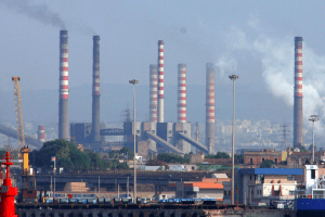 Ilva, tra rilancio dell’acciaio e tutela di Taranto la cordata italiana infiamma il dibattito