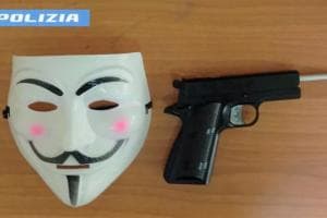 Taranto, con il volto mascherato e armato di pistola rapina un tassista: arrestato 28enne