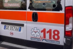 Paura a Taranto, investe operatori del 118 e fugge: è caccia all'auto pirata