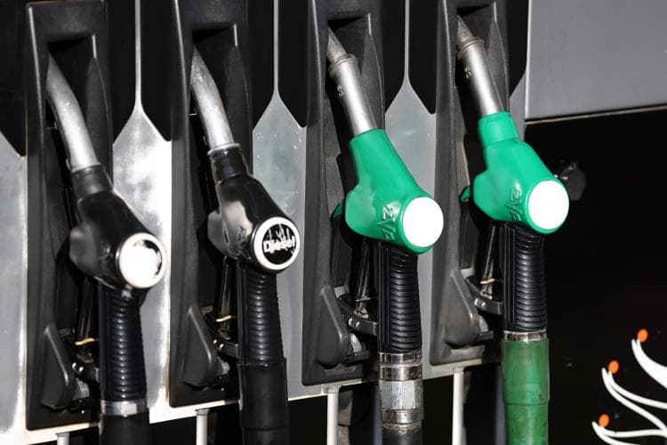 Caro carburanti, continua la corsa dei prezzi di benzina e diesel: in Puglia gasolio già sopra i 2 euro