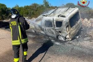 Manduria, furgoncino abbandonato in in strada avvolto dalle fiamme: intervento dei vvf