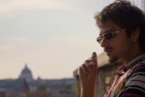 Un tarantino canta «Roma ad agosto»: l’esordio di Giuffrè con il contrasto tra restare o scappare dalla città eterna