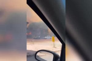 Taranto, scoppia un incendio nei terreni vicini all'ex Ilva: a fuoco anche un nastro trasportatore VIDEO