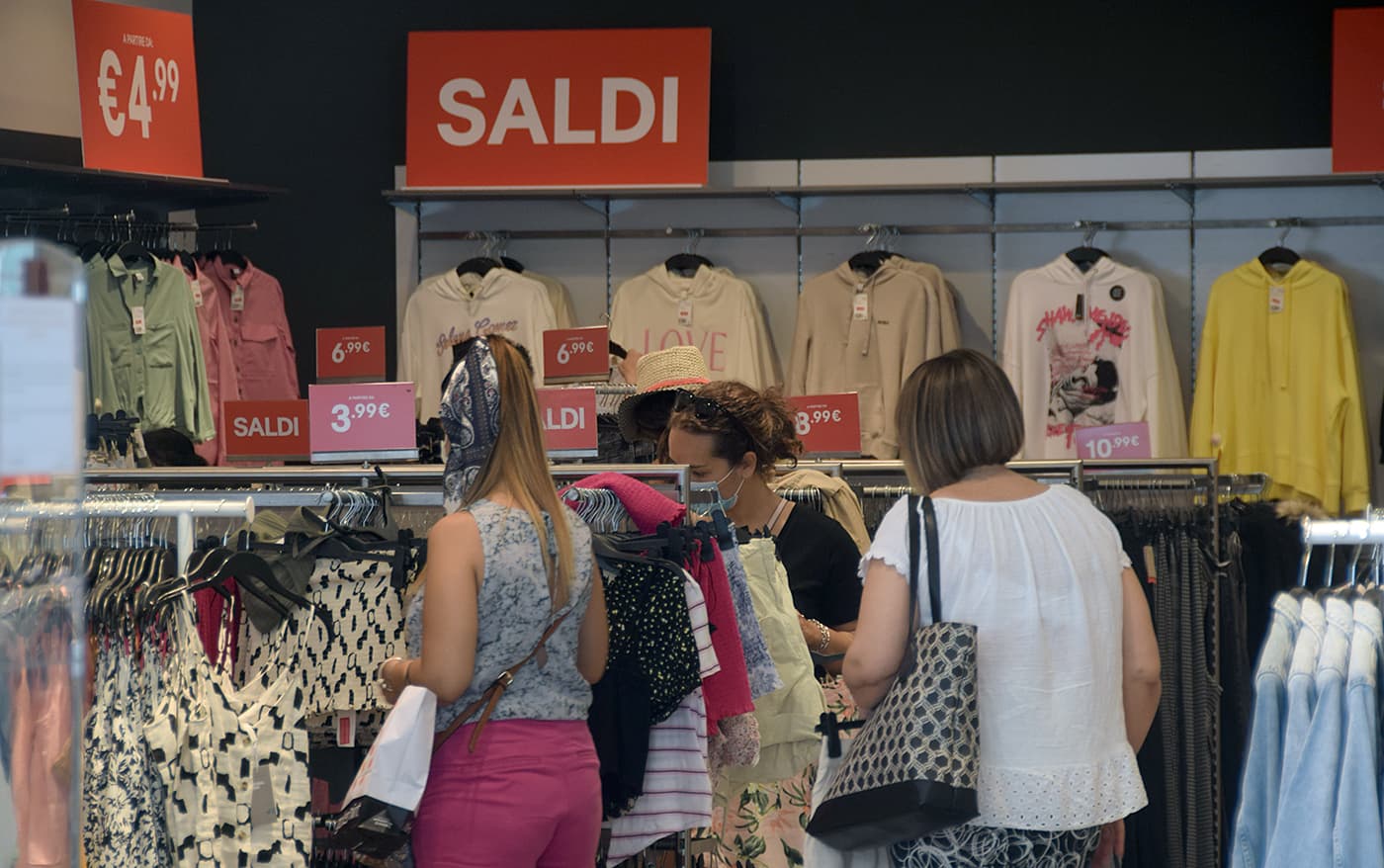 Saldi estivi al via in Puglia e Basilicata dal 4 luglio: ma occhio agli sconti «non è sempre un affare»