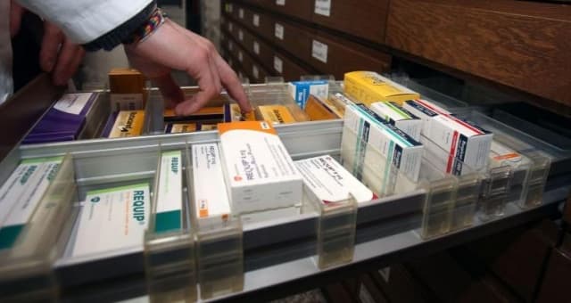 Caro farmaci, l'iniziativa della Regione: «Da lunedì segnalazione automatica dei medicinali equivalenti per spendere meno»