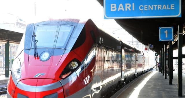 Guasto sulla Pescara-Ancona, circolazione ferroviaria in tilt e ritardi fino a due ore: disagi anche per i treni da e per la Puglia