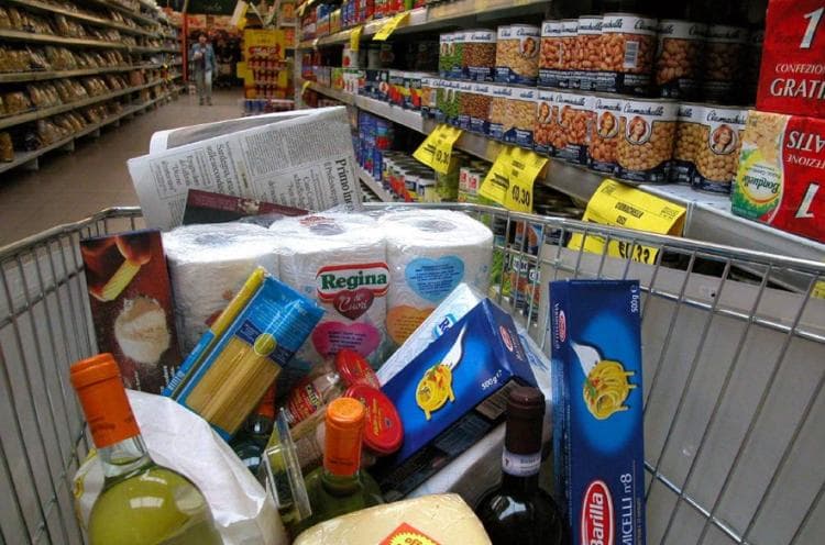 Puglia, ecco quanto ci costa il carrello della spesa: olio e grano trainano gli aumenti