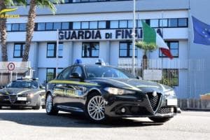 Taranto, porta nell’auto 35 chili di stupefacenti e l’arsenale di armi: in cella 38enne