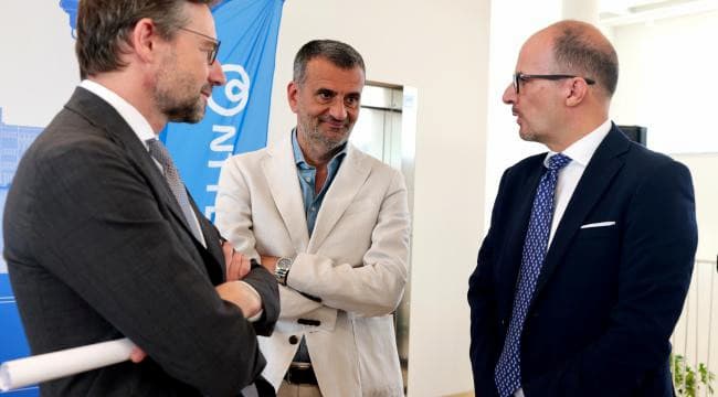 Il look inedito di Antonio Decaro: il presidente va in bianco alla Sal da Vinci e con un orologio lussuoso