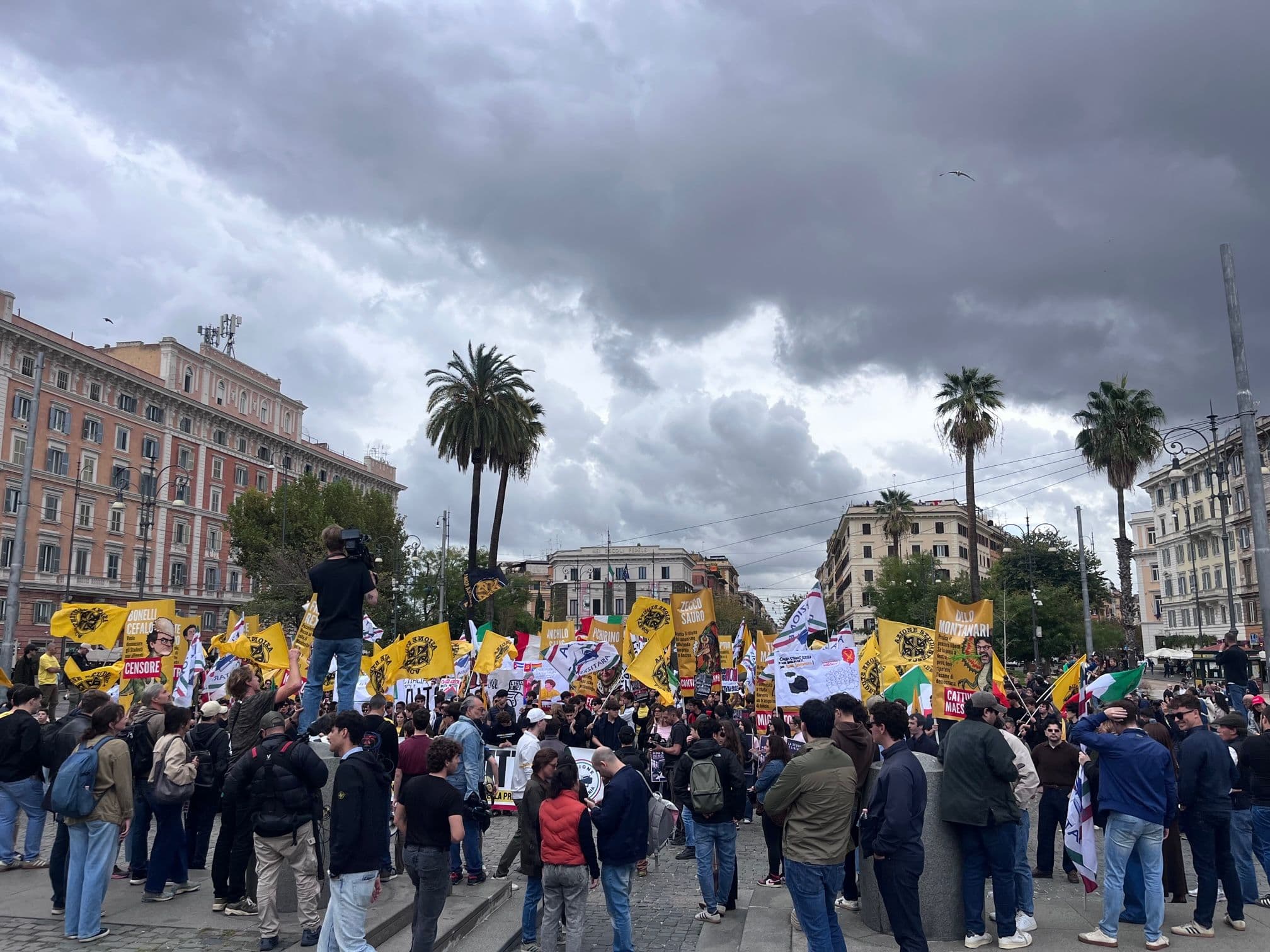 Manifestazione e cortei in tutt'Italia. Momenti di tensione a Torino, Milano, Firenze. 