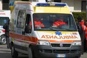 Taranto, aggredito un equipaggio del 118 a colpi di pietre: un'ambulanza danneggiata
