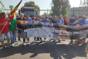 Ex Ilva, inizia la settimana decisiva: operai in agitazione occupano la strada. Ecco le prossime scadenze VIDEO