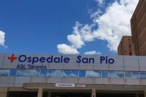 Massafra, auto non si ferma all'alt e si schianta contro un muro: alla guida un minorenne