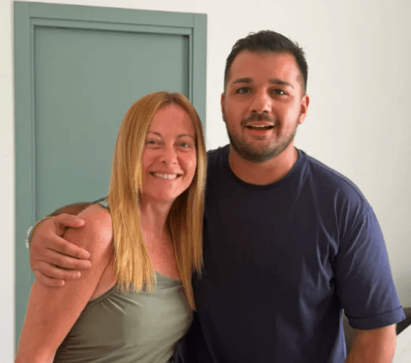 Giorgia Meloni, il videomessaggio per «La Piazza» e la foto con l'hair stylist di Monopoli