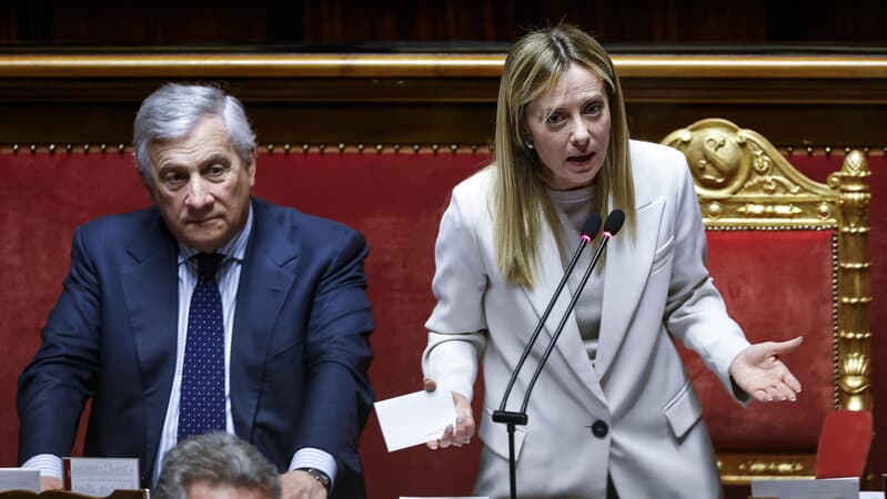 Legge elettorale, tensioni dopo il voto sulle preferenze. Opposizioni all'attacco: «Meloni è sfiduciata». Tajani e Ciriani: «Il governo prosegue»