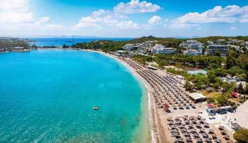 Conflitto su una spiaggia di Atene: un uomo di 82 anni perde la vita dopo una disputa per un lettino