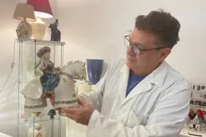 Da Grottaglie a Bari, la ceramica di Vincenzo Carbotti tra guerrieri, pupe baffute e oro