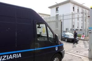 Detenuti appiccano rogo in una cella del carcere Taranto: la denuncia
