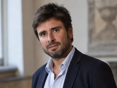 Di Battista torna in televisione e svela la sua malattia: «Mi è stato diagnosticato un tumore al cervello»