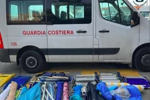 Pulsano, «prenotavano» il posto in spiaggia con ombrelloni e sdraio: sequestro in località Le Canne FOTO
