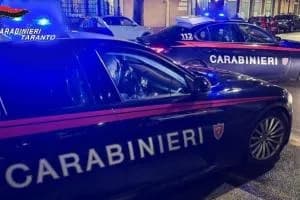 Notte di follia nel Tarantino: 80enne ferisce con l'ascia un parente, poi lo insegue armato e assalta la porta di casa. Arrestato