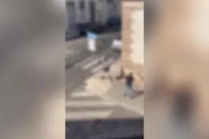 Paura a Martina Franca: armato di tubo semina il panico per strada. Quattro feriti VIDEO