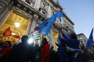 Ilva, dopo lo stop all'area a caldo riparte l'iter per i 2500 licenziamenti. E gli operai tornano in assemblea
