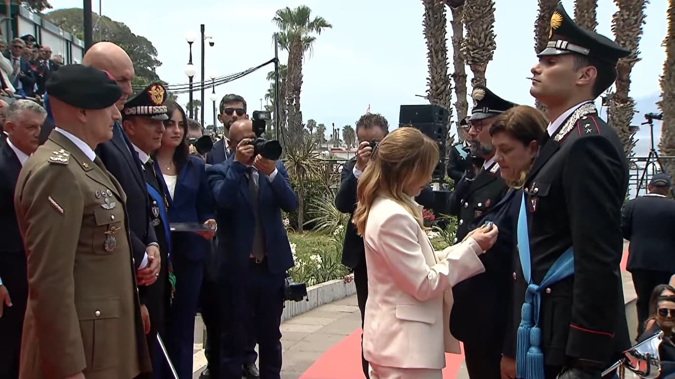 Giorgia Meloni consegna la Medaglia d’Oro al Valor Militare alla memoria del brigadiere pugliese Carlo Legrottaglie